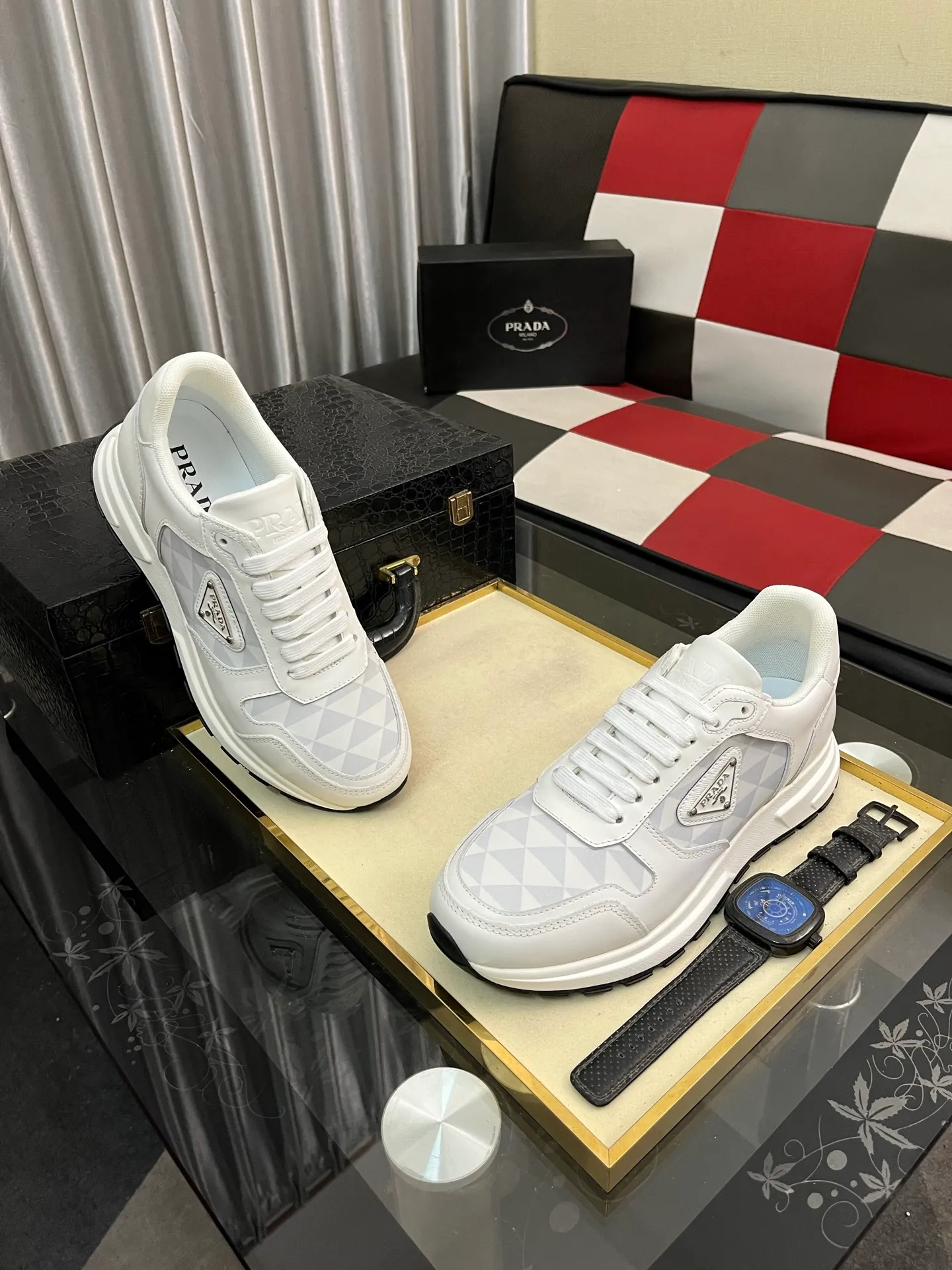 Men's men's shoes 💰420⌚️⌚️ Prada/Prada Men's new casual shoes, this sports shoe is made of imported calfskin upper with breathable mesh and breathable mesh lining. The foot pads are made of sheepskin, and the outsole is made of non-slip sports exclusive rubber outsole with logo. It feels good on the feet and is a fashionable item! Size: 38-442️⃣Colors available